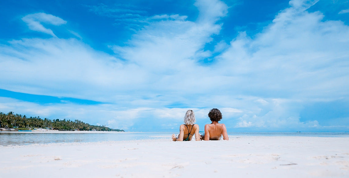 couple-plage-destination-paradisiaque-voyage-noces